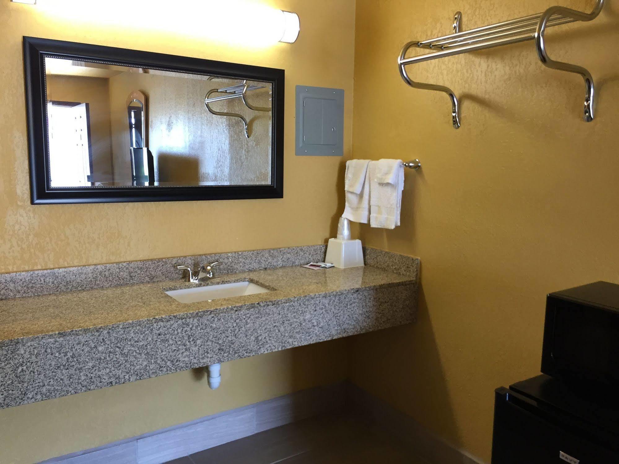 Budget Inn Ада Экстерьер фото